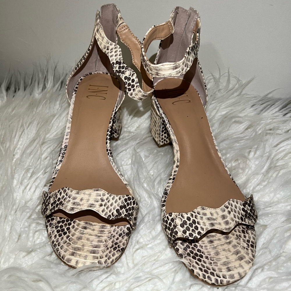 I•N•C Ladies Snake Skin Shoes. 8.5 W